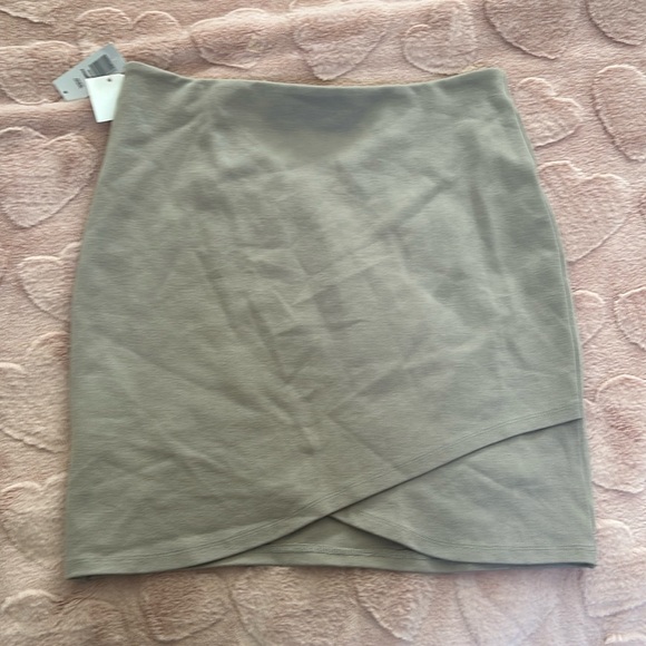 Aritzia mini skirt - Picture 1 of 4